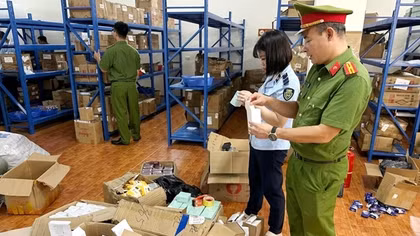 Phát hiện kho mỹ phẩm nhập lậu tiền tỷ để bán online