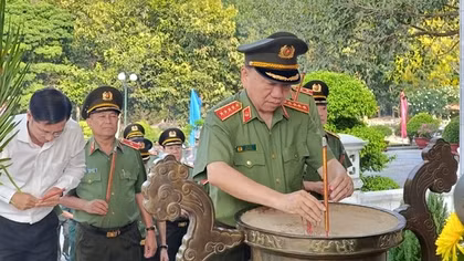Bộ trưởng Tô Lâm dâng hương tri ân các Anh hùng - Liệt sĩ