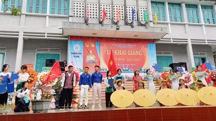 Gian nan đường đến trường của học sinh vùng cao Nam Giang