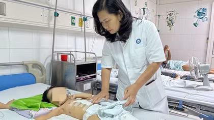 Bé gái 3 tuổi bị xe công nông cán qua người hồi phục kỳ diệu