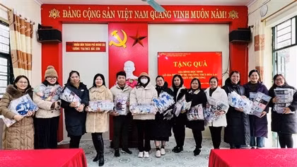 Một học sinh dùng tiền tiết kiệm mua 700 đôi tất tặng các bạn vùng biên giới