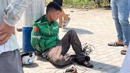 Người đi đường bao vây, truy bắt 2 tên cướp “múa dao” manh động