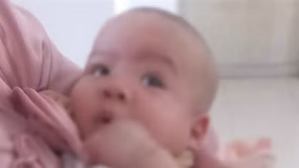 Người phụ nữ nhờ giữ hộ bé trai để đi vệ sinh rồi "biến mất"