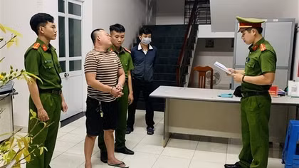 Bắt đối tượng bắn 5 phát súng đe dọa chủ hồ tôm và khách hàng