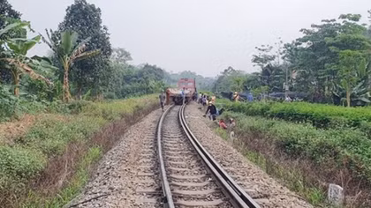 Nỗi lo đường ngang tự mở tiềm ẩn tai nạn trên tuyến đường sắt Bắc - Nam