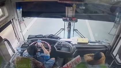 Tài xế dùng khủyu tay lái xe khách trên cao tốc, mặt "cắm vào điện thoại"