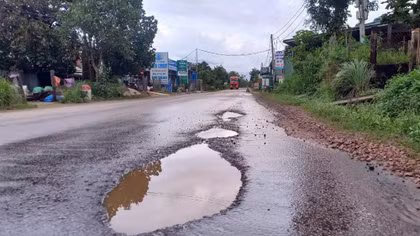 Chi chít “ổ gà”, “ổ voi” trên tuyến quốc lộ lên Cửa khẩu quốc tế Nam Giang