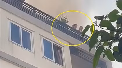 Dùng xe thang giải cứu người nước ngoài mắc kẹt trong vụ cháy căn nhà 5 tầng