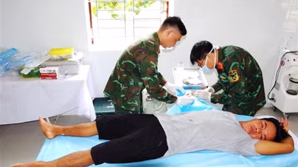 Cấp cứu ngư dân bị cá chình tấn công khi đang khai thác hải sản trên vùng biển Trường Sa
