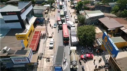 Xe tải tông xe máy, đường Hồ Chí Minh kẹt cứng nhiều giờ