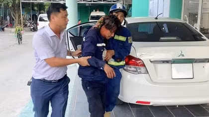 Thiếu tá Công an giúp người đàn ông tự ngã xe mô tô bị thương trên Quốc lộ 14B
