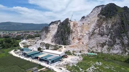 Nổ mìn văng đá làm hư hỏng 35 mái nhà của người dân