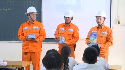 EVNHANOI tuyên truyền cho học sinh về sử dụng điện an toàn, tiết kiệm, phòng chống cháy nổ