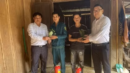 BHXH tặng bình chữa cháy và cây giống nhằm phát triển kinh tế hộ gia đình