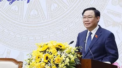 Chủ tịch Quốc hội dâng hương tưởng niệm Chủ tịch Hồ Chí Minh tại Nhà 67