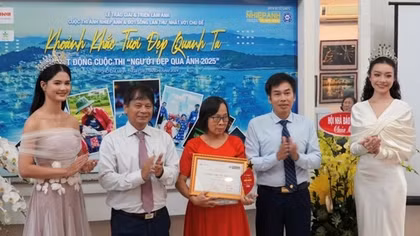 Trao giải và triển lãm ảnh"Khoảnh khắc tươi đẹp quanh ta"