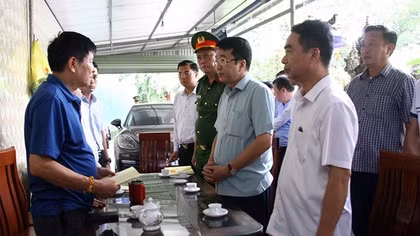 Thăm hỏi gia đình trong vụ cháy làm 2 vợ chồng tử vong