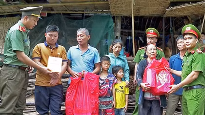Không để người dân nào rơi vào cảnh "màn trời chiếu đất"