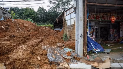 Đêm không ngủ tìm kiếm các nạn nhân vụ sạt lở ở Ba Vì