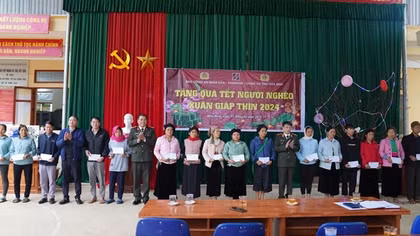 Những món quà nghĩa tình đến với bà con vùng cao Hòa Bình
