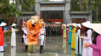 Bộ trưởng Tô Lâm cùng đoàn công tác dâng hương tưởng niệm Chủ tịch Hồ Chí Minh