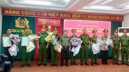 Khen thưởng một số đơn vị Công an khám phá vụ mua bán dầu nhớt giả ở Phú Yên