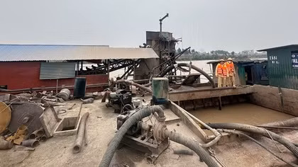 Bắt giữ 12 tàu lợi dụng được cấp phép để khai thác cát ngoài khu vực mỏ