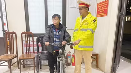 CSGT giúp đỡ cháu bé người Mông đi lạc về với gia đình