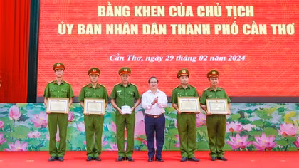 Khen thưởng lực lượng chữa cháy garage ô tô ở Cần Thơ