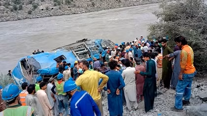 Xe rước dâu lao xuống vực ở Pakistan, hầu hết hành khách thiệt mạng