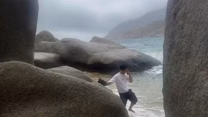 Nam du khách trượt chân rơi xuống biển mất tích khi đang chụp ảnh