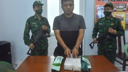 Bắt người nước ngoài vận chuyển 2kg ma túy đến TP Hồ Chí Minh