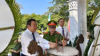 Thứ trưởng Nguyễn Văn Long dâng hương tri ân các Anh hùng - Liệt sĩ