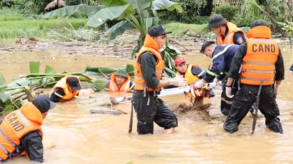 Những chiến sĩ "chân trần chí thép" trong bão lũ