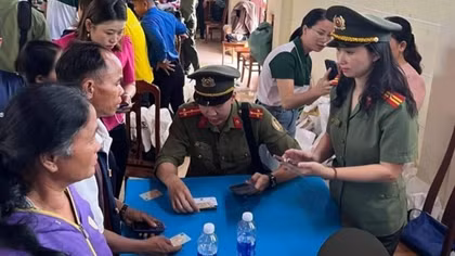 Trung úy Công an kịp thời giúp đỡ thiếu nữ thoát bẫy lừa sang Campuchia
