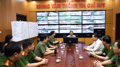 Thủ tướng thăm Trung tâm thông tin chỉ huy Công an tỉnh Phú Thọ tại Đền Hùng