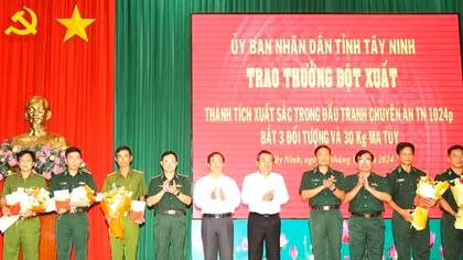 Thưởng nóng các tập thể phá đường dây vận chuyển 30 kg ma túy đá