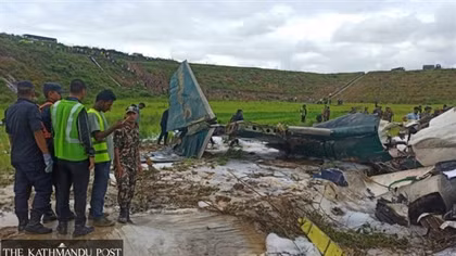 Nepal: Máy bay trượt khỏi đường băng rồi bốc cháy khiến 18 người chết