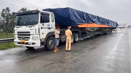 Xử phạt 158 triệu đồng ô tô chở hàng siêu trường, siêu trọng, vi phạm nhiều lỗi