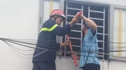 Cắt cửa sổ xông vào khống chế người tâm thần đốt rác cố thủ trong nhà