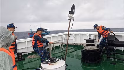 Tàu 468 cứu hộ hai tàu cá của ngư dân lâm nạn trên vùng biển Trường Sa