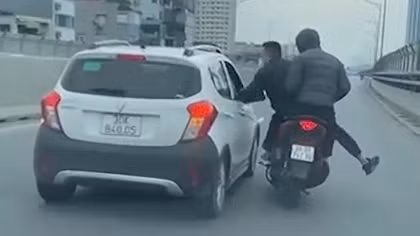Triệu tập hai thanh niên đi xe máy tạt đầu ô tô, đánh người ở Vành đai 2 trên cao