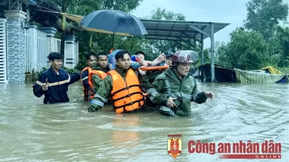 Công an TP Phú Quốc giúp người dân trong mưa lớn, ngập sâu
