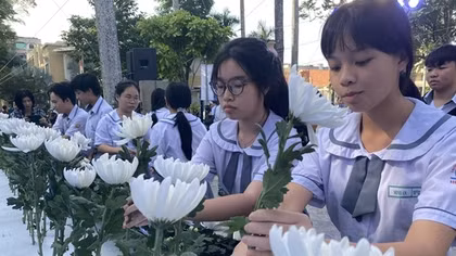 Nhìn con sống thực vật mà 2 vợ chồng xót xa