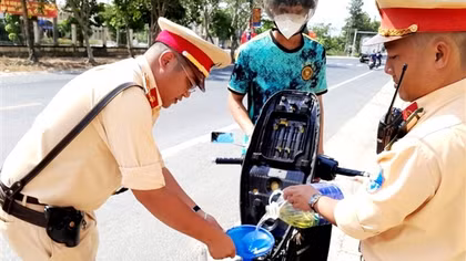 Phát nước suối, tặng xăng và sửa xe miễn phí cho người dân về quê ăn Tết