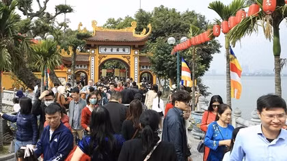 Hà Nội tấp nập khách du xuân trong ngày cuối kỳ nghỉ Tết Giáp Thìn 2024