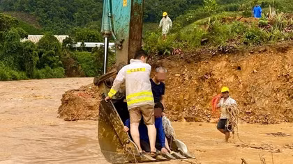 Công an lao xuống dòng lũ dữ cứu người bị nước cuốn trôi