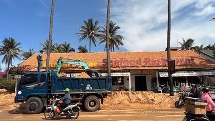 Công an giúp dân khắc phục lũ cát tràn lấp 2 tuyến đường ở Phan Thiết