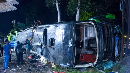 Indonesia: Xe buýt chở học sinh tốt nghiệp gặp nạn, 11 người tử vong