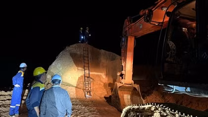 Chưa thể thông xe qua đèo Khánh Lê do phát hiện thêm nhiều tảng đá lớn